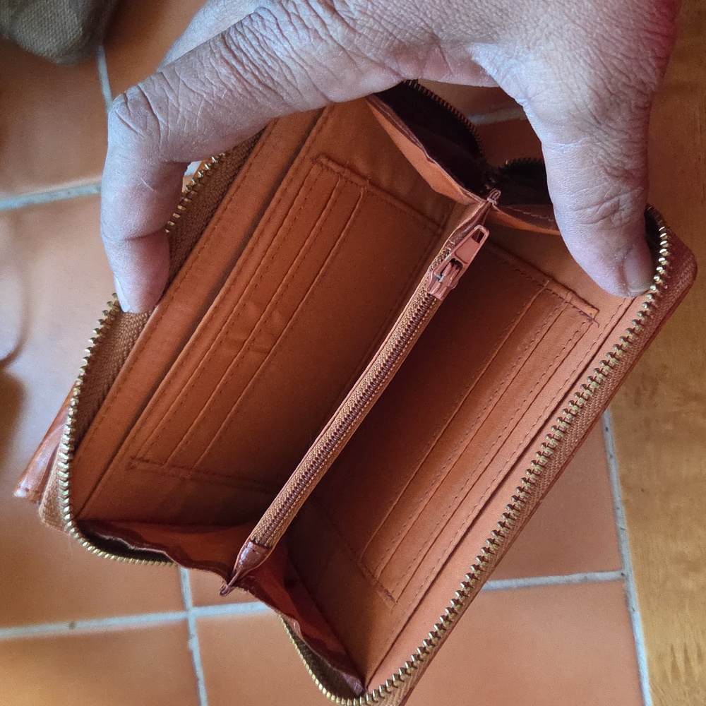VALENTINA WALLET GREAT CONDITION - Picture 6 of 8